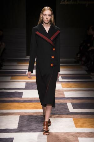 直線が揺れたフェラガモ【2015-16秋冬ウィメンズ】