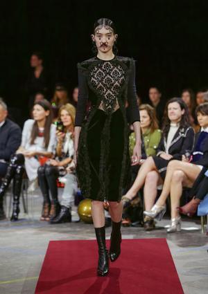 ジバンシィのフェチ・ビクトリアンダークネス【2015-16秋冬ウィメンズ】