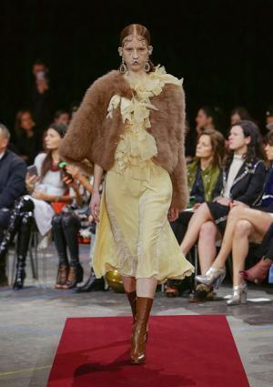 ジバンシィのフェチ・ビクトリアンダークネス【2015-16秋冬ウィメンズ】