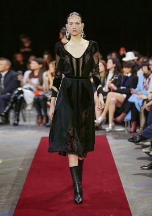 ジバンシィのフェチ・ビクトリアンダークネス【2015-16秋冬ウィメンズ】