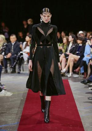 ジバンシィのフェチ・ビクトリアンダークネス【2015-16秋冬ウィメンズ】