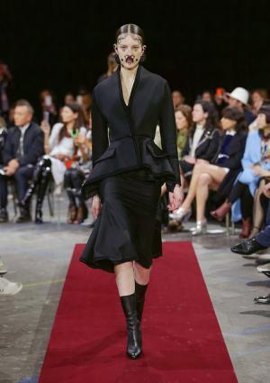 ジバンシィのフェチ・ビクトリアンダークネス【2015-16秋冬ウィメンズ】