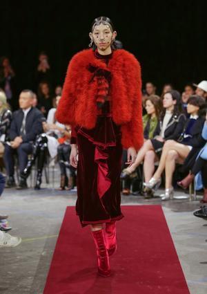 ジバンシィのフェチ・ビクトリアンダークネス【2015-16秋冬ウィメンズ】