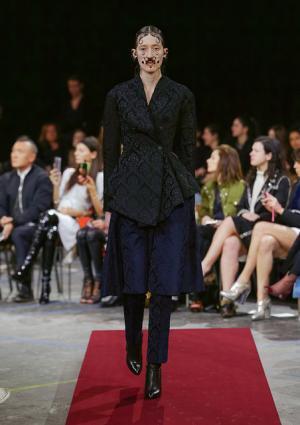 ジバンシィのフェチ・ビクトリアンダークネス【2015-16秋冬ウィメンズ】