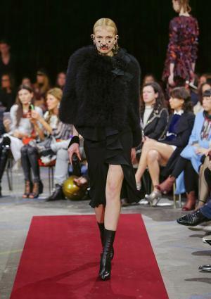 ジバンシィのフェチ・ビクトリアンダークネス【2015-16秋冬ウィメンズ】