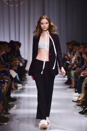 日本の文様を手技とともにケイタマルヤマが提案した静寂なエレガンス【2016春夏ウィメンズ】