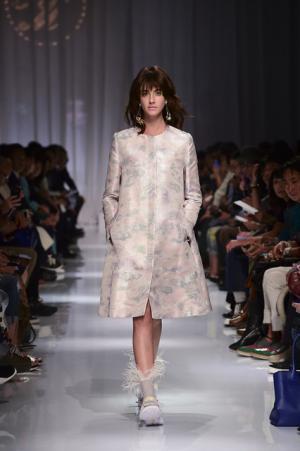 日本の文様を手技とともにケイタマルヤマが提案した静寂なエレガンス【2016春夏ウィメンズ】