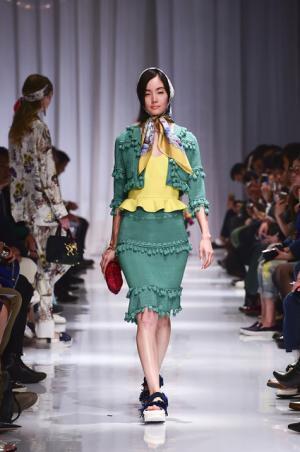 日本の文様を手技とともにケイタマルヤマが提案した静寂なエレガンス【2016春夏ウィメンズ】