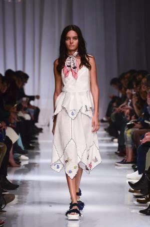 日本の文様を手技とともにケイタマルヤマが提案した静寂なエレガンス【2016春夏ウィメンズ】