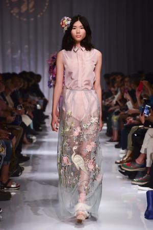 日本の文様を手技とともにケイタマルヤマが提案した静寂なエレガンス【2016春夏ウィメンズ】