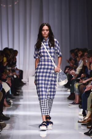 日本の文様を手技とともにケイタマルヤマが提案した静寂なエレガンス【2016春夏ウィメンズ】