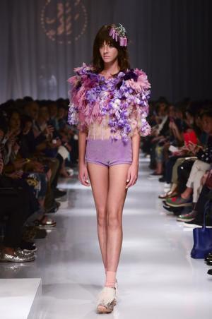 日本の文様を手技とともにケイタマルヤマが提案した静寂なエレガンス【2016春夏ウィメンズ】