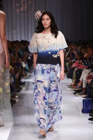 日本の文様を手技とともにケイタマルヤマが提案した静寂なエレガンス【2016春夏ウィメンズ】