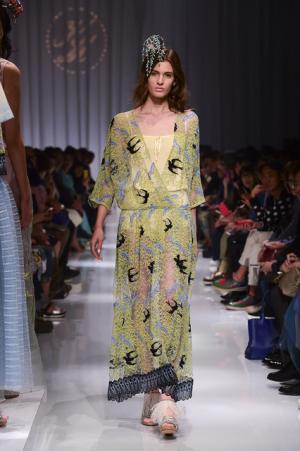 日本の文様を手技とともにケイタマルヤマが提案した静寂なエレガンス【2016春夏ウィメンズ】