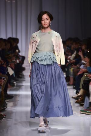 日本の文様を手技とともにケイタマルヤマが提案した静寂なエレガンス【2016春夏ウィメンズ】