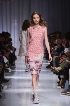 日本の文様を手技とともにケイタマルヤマが提案した静寂なエレガンス【2016春夏ウィメンズ】