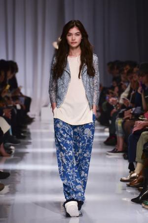 日本の文様を手技とともにケイタマルヤマが提案した静寂なエレガンス【2016春夏ウィメンズ】