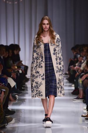 日本の文様を手技とともにケイタマルヤマが提案した静寂なエレガンス【2016春夏ウィメンズ】