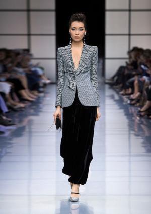 ジョルジオ アルマーニ プリヴェ、リーンに魅せる究極な美とバランス【2016-17秋冬クチュール】