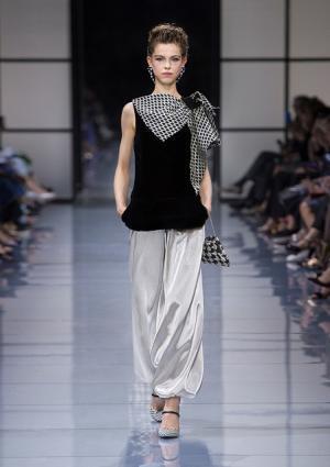 ジョルジオ アルマーニ プリヴェ、リーンに魅せる究極な美とバランス【2016-17秋冬クチュール】