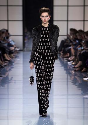 ジョルジオ アルマーニ プリヴェ、リーンに魅せる究極な美とバランス【2016-17秋冬クチュール】