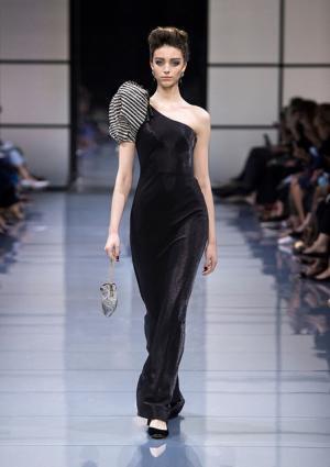 ジョルジオ アルマーニ プリヴェ、リーンに魅せる究極な美とバランス【2016-17秋冬クチュール】