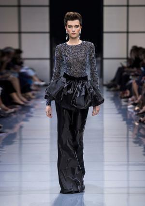 ジョルジオ アルマーニ プリヴェ、リーンに魅せる究極な美とバランス【2016-17秋冬クチュール】