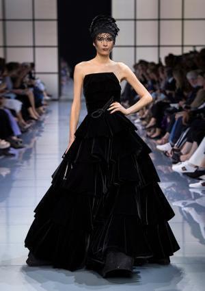 ジョルジオ アルマーニ プリヴェ、リーンに魅せる究極な美とバランス【2016-17秋冬クチュール】