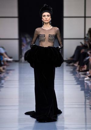 ジョルジオ アルマーニ プリヴェ、リーンに魅せる究極な美とバランス【2016-17秋冬クチュール】