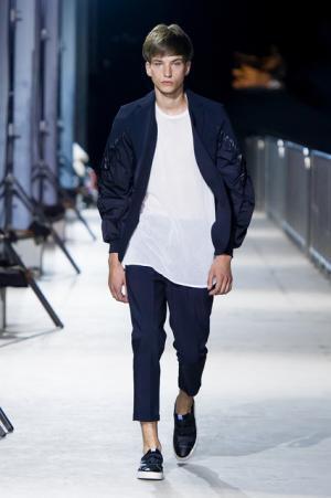 ヨシオクボのニュー東京ストリート。ショーフィナーレには花火が共鳴【17SSメンズ】