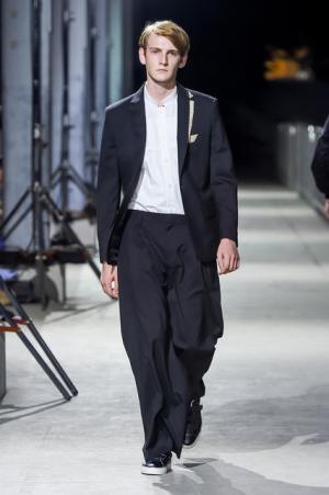 ヨシオクボのニュー東京ストリート。ショーフィナーレには花火が共鳴【17SSメンズ】