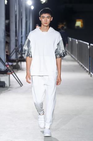 ヨシオクボのニュー東京ストリート。ショーフィナーレには花火が共鳴【17SSメンズ】