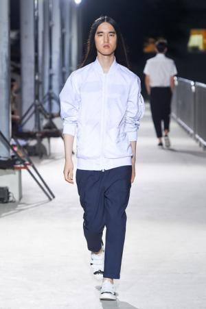 ヨシオクボのニュー東京ストリート。ショーフィナーレには花火が共鳴【17SSメンズ】