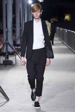 ヨシオクボのニュー東京ストリート。ショーフィナーレには花火が共鳴【17SSメンズ】