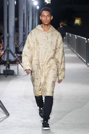 ヨシオクボのニュー東京ストリート。ショーフィナーレには花火が共鳴【17SSメンズ】