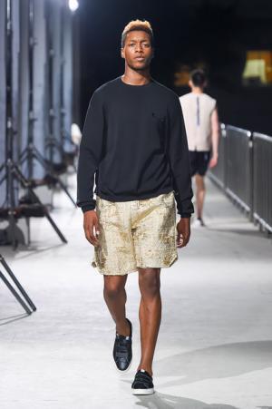 ヨシオクボのニュー東京ストリート。ショーフィナーレには花火が共鳴【17SSメンズ】