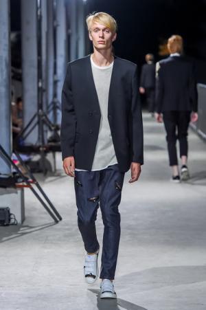 ヨシオクボのニュー東京ストリート。ショーフィナーレには花火が共鳴【17SSメンズ】