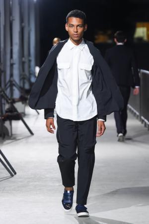 ヨシオクボのニュー東京ストリート。ショーフィナーレには花火が共鳴【17SSメンズ】