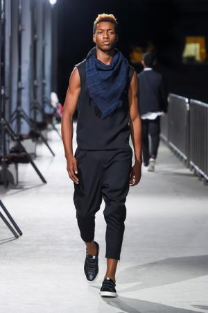 ヨシオクボのニュー東京ストリート。ショーフィナーレには花火が共鳴【17SSメンズ】