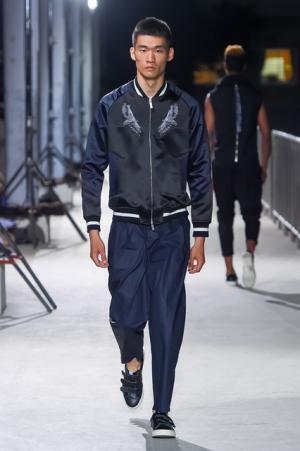 ヨシオクボのニュー東京ストリート。ショーフィナーレには花火が共鳴【17SSメンズ】