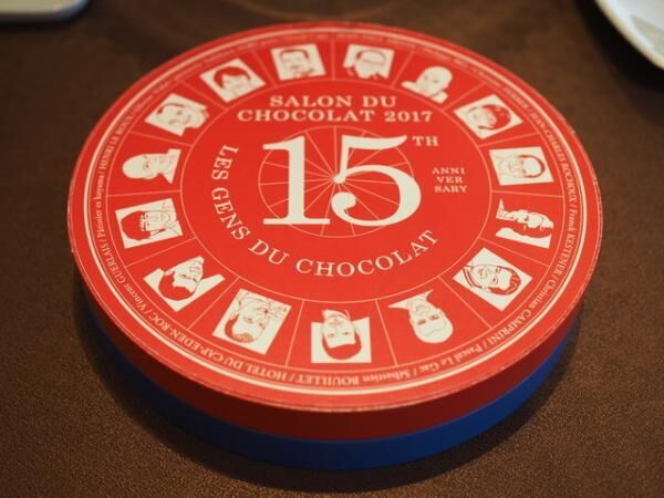 「Les Gens du Chocolat | ショコラな人々」のボックス。各シェフからの一言メッセージ入りのリーフレットが付属する