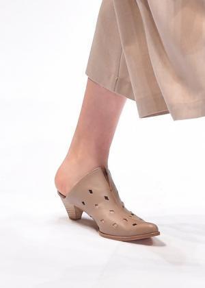 「うつくし」ものに心ほぐれる。古きものから美を紡ぐmatohuの眼差し【2017春夏ウィメンズ】