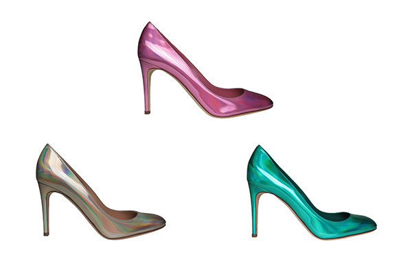 セルジオ ロッシ人気のパンプス「マダム」にクリスマス限定ホログラムモデル登場