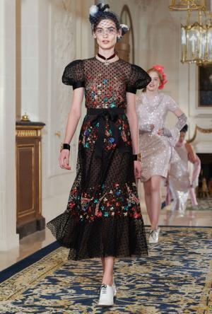 往年のパリが蘇る、シャネル2016-17年メティエダールコレクションの舞台は宮殿ホテルリッツ・パリ