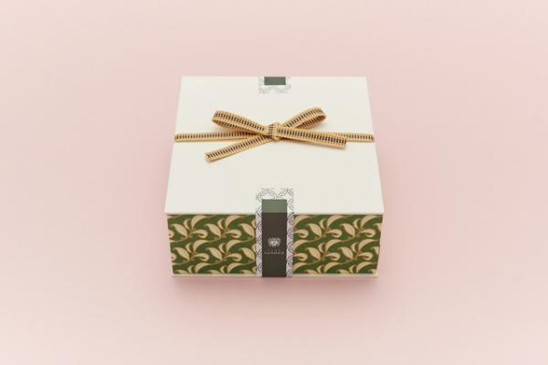 目上の方への手土産に。美しいパッケージと日本茶のお茶菓子セット サノアの  「風の結び」【冬の手土産】