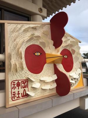 岡山神社に約2m四方の巨大な“酉”絵馬、デザイン事務所シファカが奉納