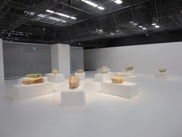 「彫刻家 樂 雅臣展」が京都で開催、約450年受け継ぐ技と精神で石の神秘を探る