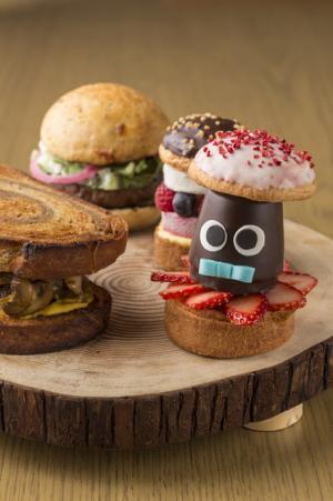 マシュマロやいちごを挟んだ“チョコレートバーガー”!?グランド ハイアット 東京の月替わりバーガー
