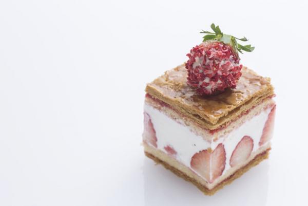 グランド ハイアット 東京から、苺や桜を使った華やかな春色スイーツ＆カクテルが登場