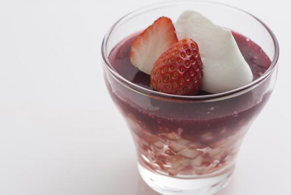 グランド ハイアット 東京から、苺や桜を使った華やかな春色スイーツ＆カクテルが登場